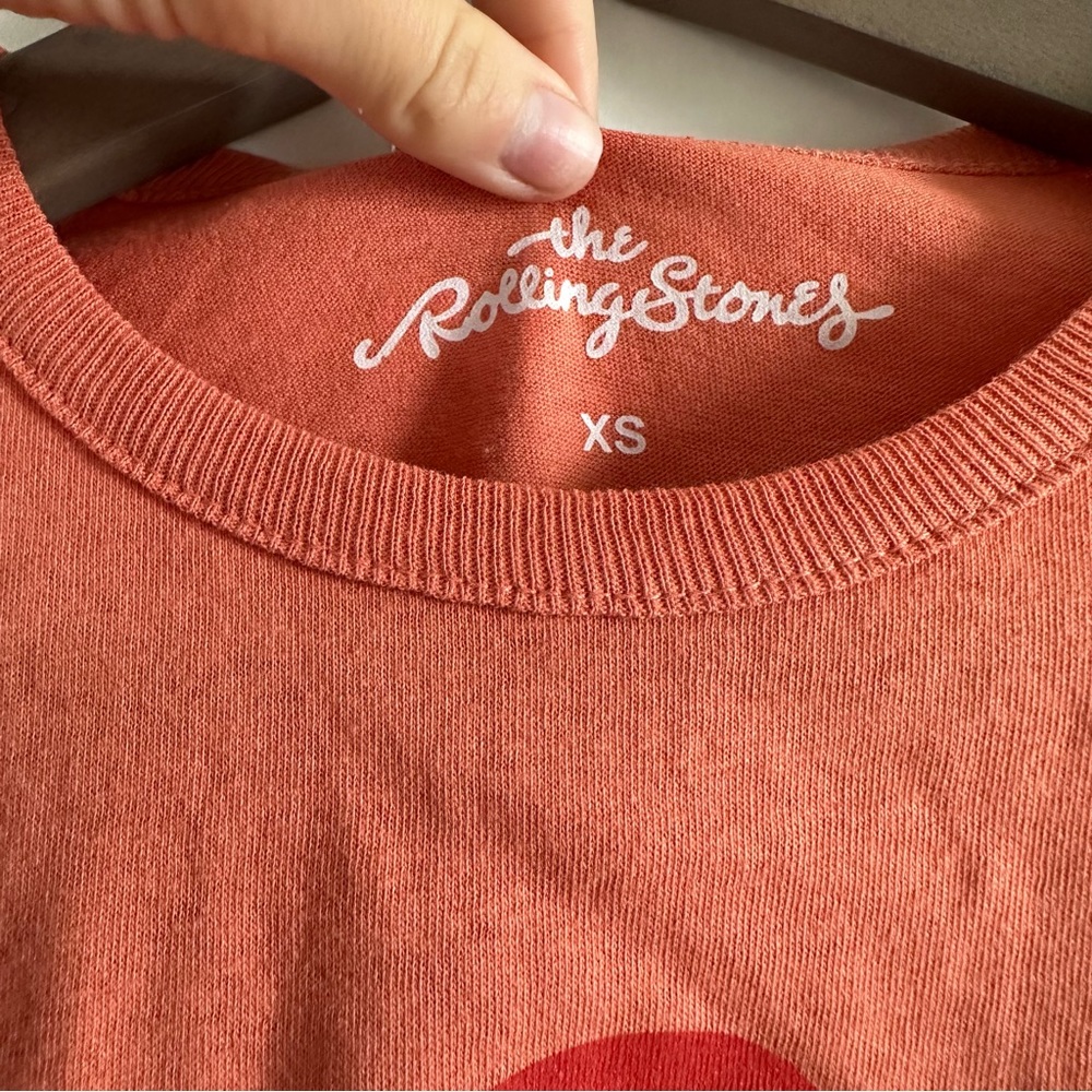 ✨ NWOT FREE PEOPLE Rolling Stones cropped band tee - Picture 2 of 4